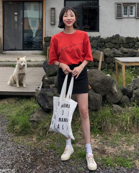 红t恤衫配什么颜色裤子