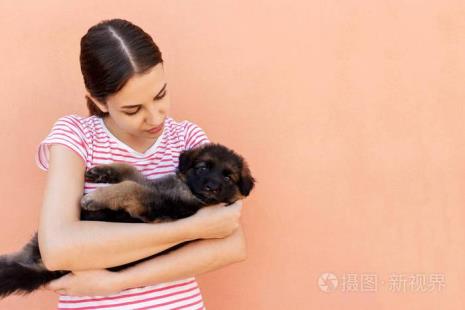 女人让你抱抱她亲她代表什么