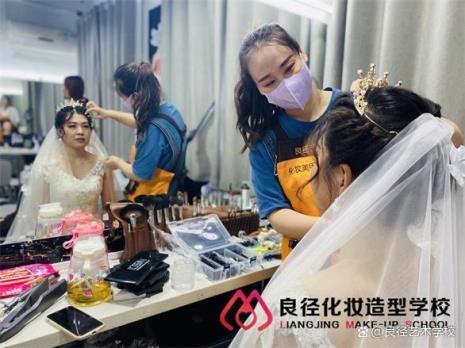 学新娘跟妆好找工作吗