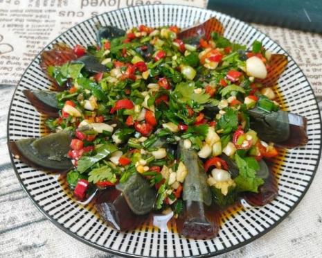 凉拌菠菜松花蛋做法