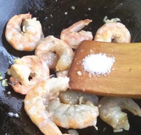 爆炒的虾怎么快速去壳