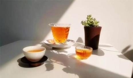 秋天喝绿茶还是红茶好