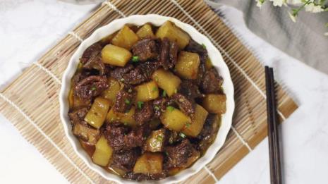 牛肉炖萝卜的作法