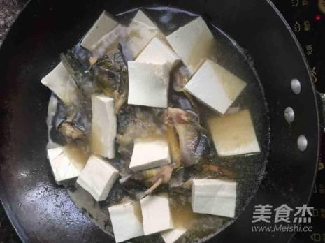龙骨鱼炖豆腐的做法