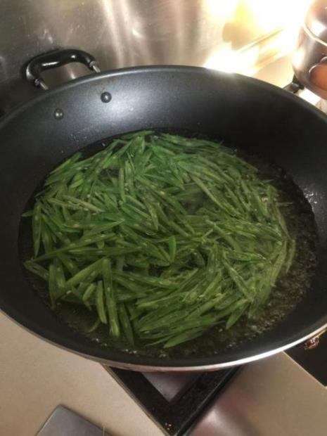 酸豆角包饺子用焯水吗