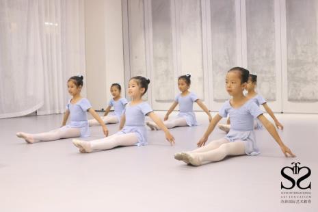 女孩学艺术体操好还是芭蕾舞好