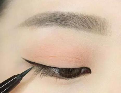 画眼影时眼睛看哪里
