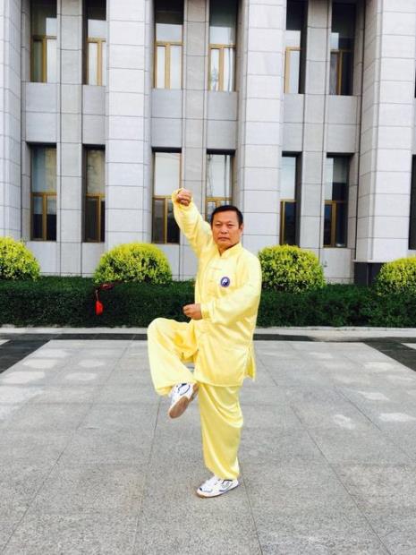 站如一棵松走如一阵风什么歌