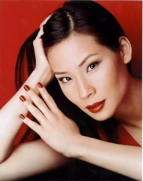 为什么华裔女性妆容都很西方