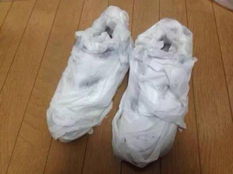 刷鞋应该把鞋子放在水里浸泡吗