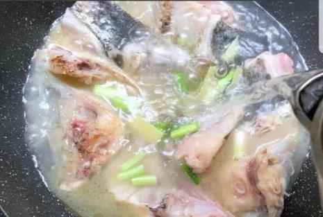 烧鱼头汤的全过程