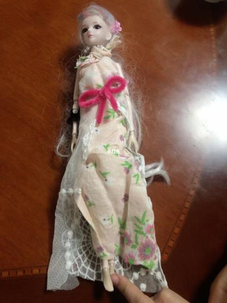 怎么给芭比娃娃做被子