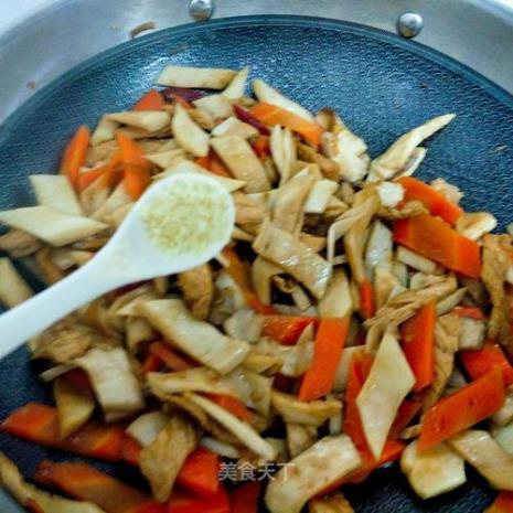 莴笋杏鲍菇胡萝卜炒肉做法