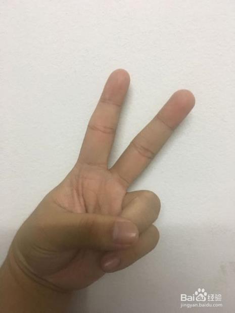 中指和无名指放下的手势
