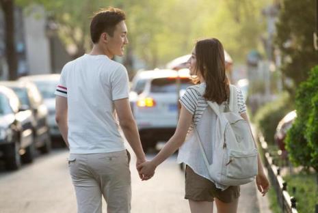 已婚男女见面就亲吻是真爱吗