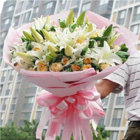 香槟玫瑰用和百合什么颜色包装