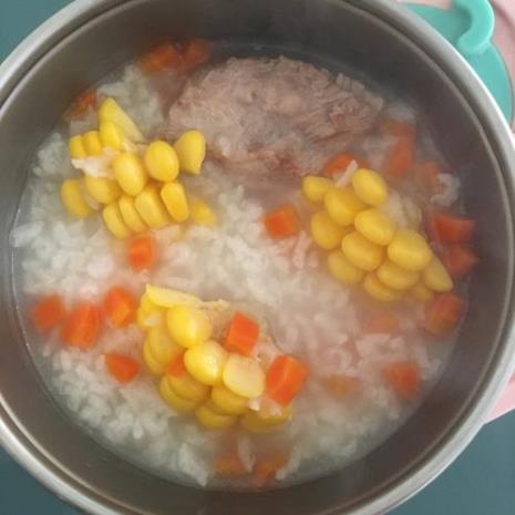 红萝卜玉米粥的做法