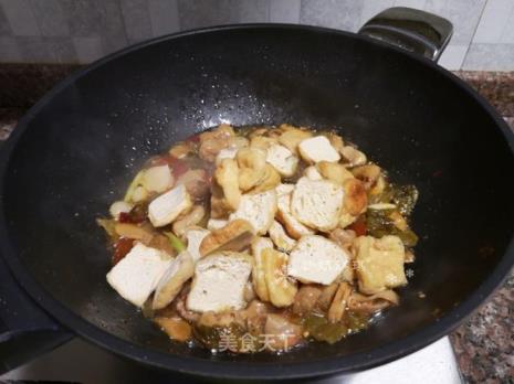 五花肉酸菜油豆腐的做法