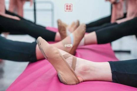 儿童用砖块压脚背的动作要领