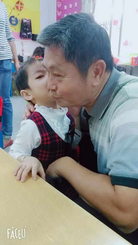 为什么爸爸妈妈亲着抱一抱