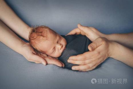 为什么小女孩喜欢抱婴儿