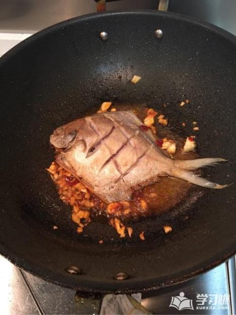 炸鲳鱼前怎样腌制鲳鱼