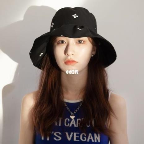 黑白衣服配什么颜色的帽子