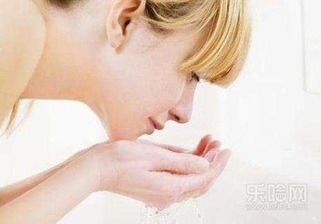 洗面奶先用什么后用什么