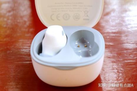 baseus w05耳机在充电仓老闪红灯