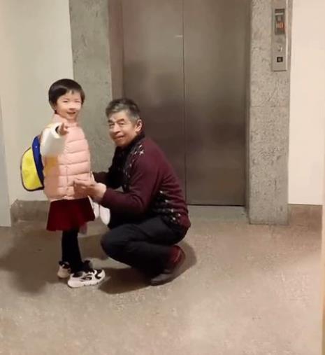 外孙女的孩子叫外公什么