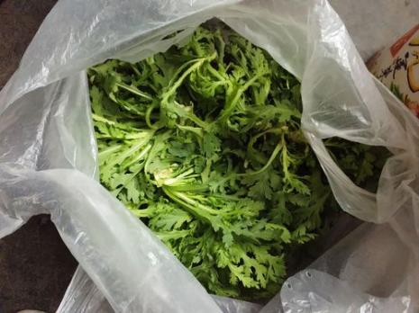 茼蒿菜汆丸子