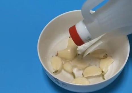 醋泡蒜和酱油泡蒜的区别