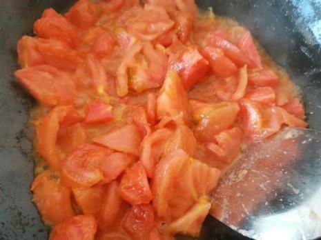 西红柿炒鸡蛋用放酱油或醋嘛