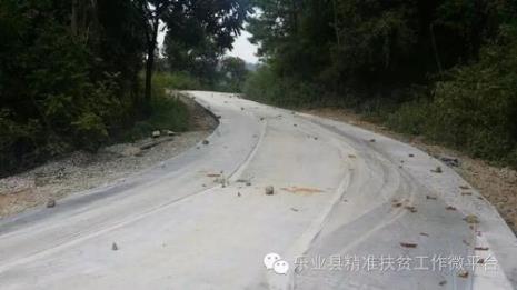 农村道路上画两个三角形做什么