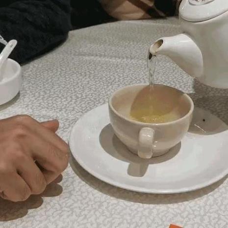 人一直拿东西敲桌子是什么意思
