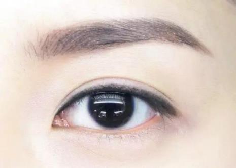 为什么没化妆有眼线