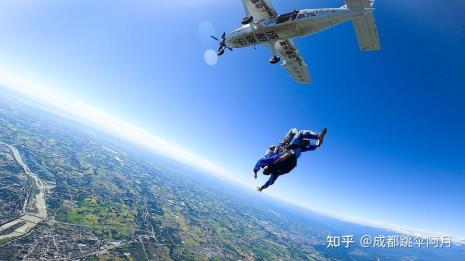 飞机空姐能跳伞吗