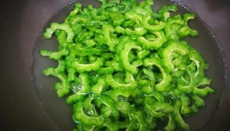 苦瓜炒辣椒用焯水吗