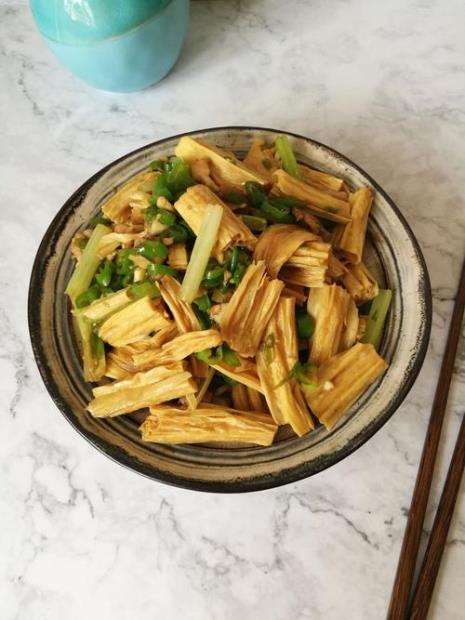 酸豆角炒腐竹的做法