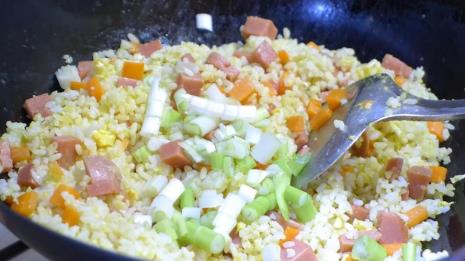 葱爆蛋炒饭怎么做