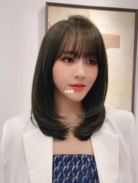 50岁脸大中长发怎么洋气