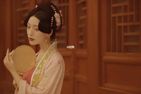古代一些女子为什么都手拿扇子