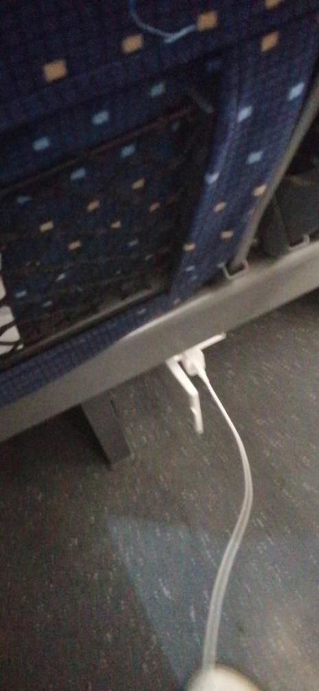 高铁座位下的充电口怎么使用