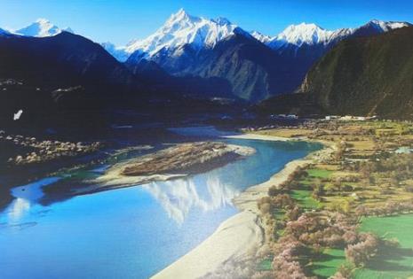南迦巴瓦峰下的河流是什么河