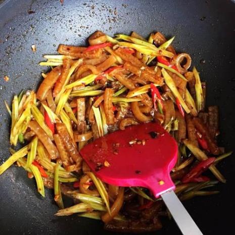 猪肉皮炒芹菜怎么做