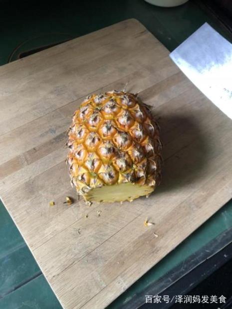 刀切了树上菠萝用什么洗