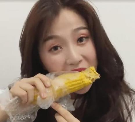 啃玉米的小女孩表情包什么意思