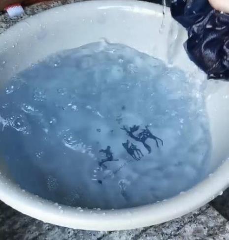 深蓝色掉色什么色