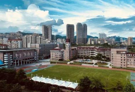 深圳中学初中部有多少个班