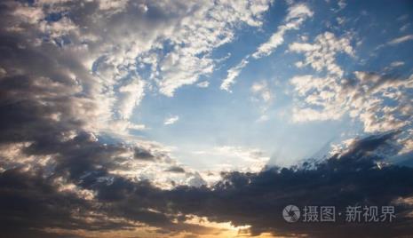 光从云彩里穿过是什么效应